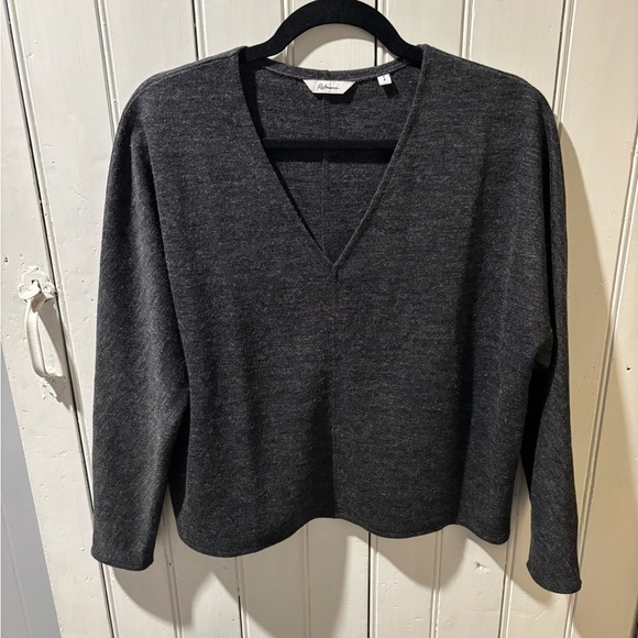 💕3/$25💕 Reitmans Long-Sleeve V-Neck Semi-Fitted Sweater - Picture 5 of 8